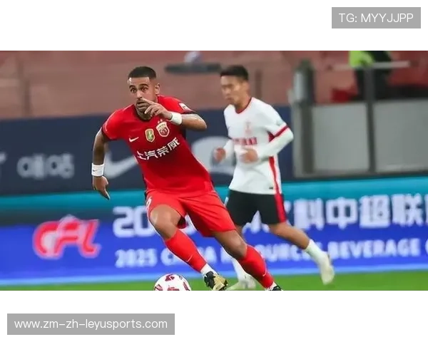 上海海港莱昂纳多边路渗透策动进攻，创新战术引领现代足球风潮