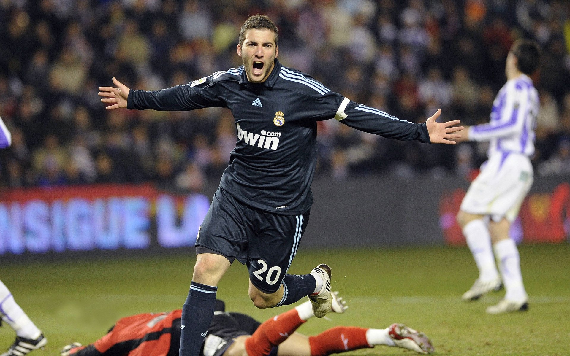 五大联赛是否提升边后卫战术决策自由度,边后卫类型